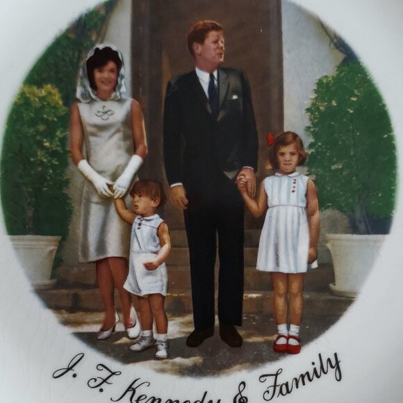 VINTAGE 1960'S JOHN F KENNEDY J.F. KENNEDY & FAMILY COMMENTATIVE PLATE - Picture 2 of 3